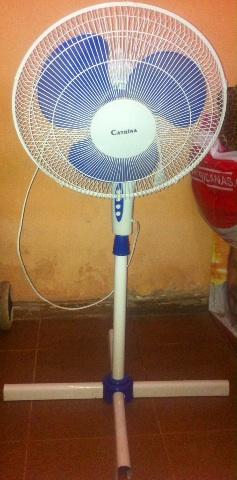 Ventilador de pé na cor azul e branca