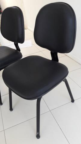 Cadeiras alcochoadas pretas
