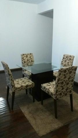 Mesa de vidro com 4 cadeiras em estampa floral