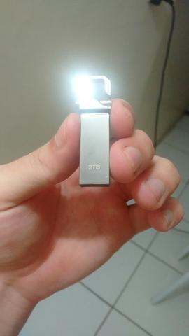 Pendrive 2 terabytes (2 mil gigas) 2.0 prateado
