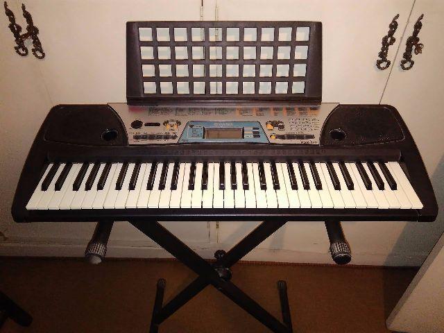 Teclado Yamaha PSR-170 (ótimo para iniciantes)