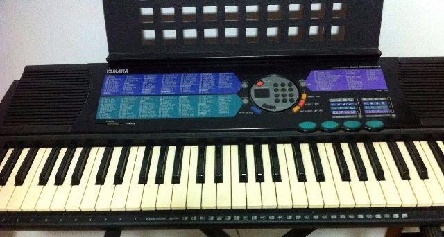 Teclado Yamaha semi novo