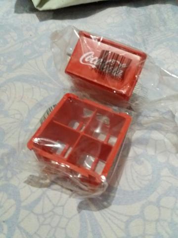 2 mini engradados da coca-cola