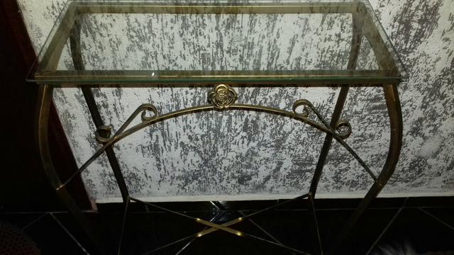 Aparador de ferro envelhecido com vidro