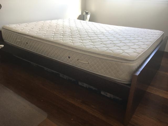 Cama Queen com colchão e 2 gavetões em madeira com