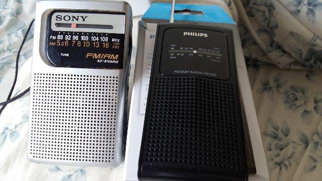 Dois radios de pilhas