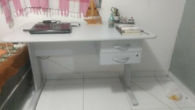 Mesa para escritório e cadeira