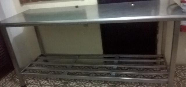 Mesa para fins culinários 100% inox