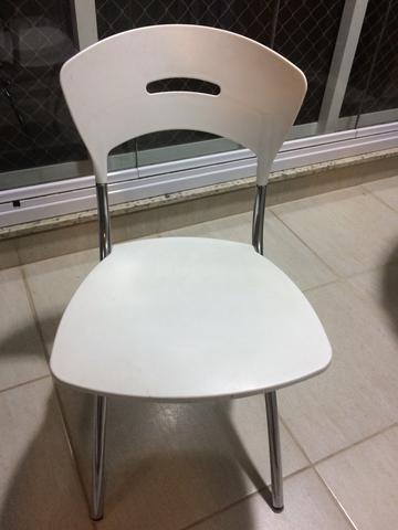 2 Cadeiras brancas