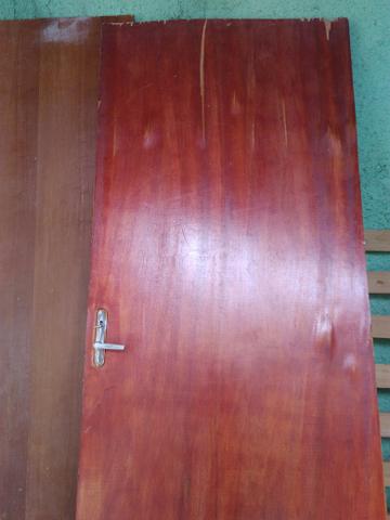 2 portas de madeira 0,70 e 0,80 cm