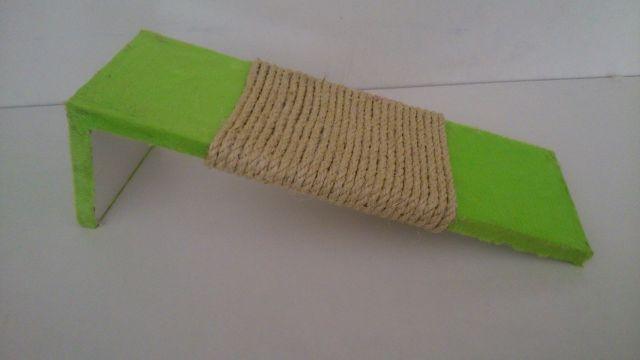 Arranhador de chao modelo slim cor verde