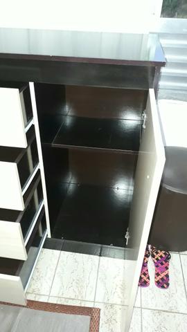 Cômoda com 4 gavetad