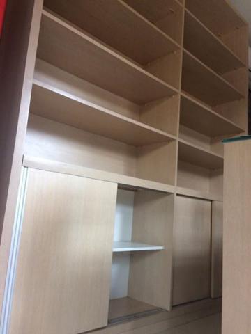 Estante e aparador com tampo de vidron