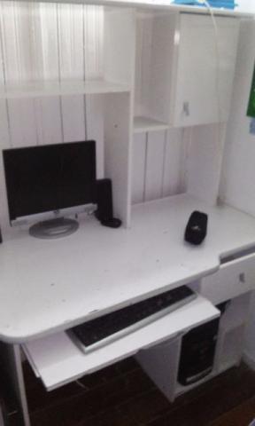 Estante-escrivaninha em ótimo estado