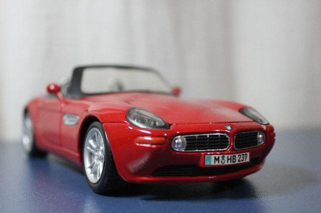 Miniatura BMW Z8 vermelha 1:24