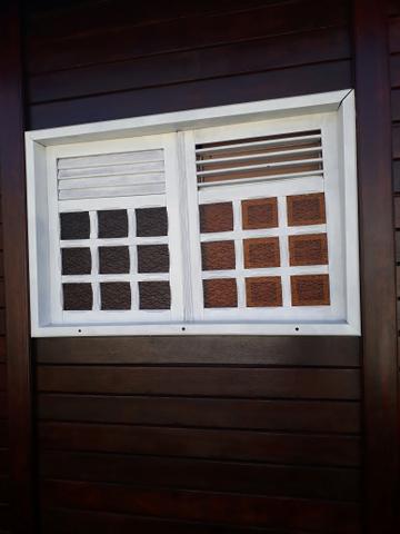 Portas e janelas de madeira maciça