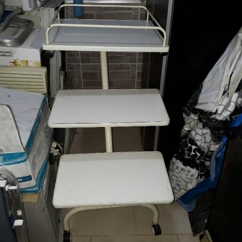 01 Mesa acessória para exames Marfim com Rodas