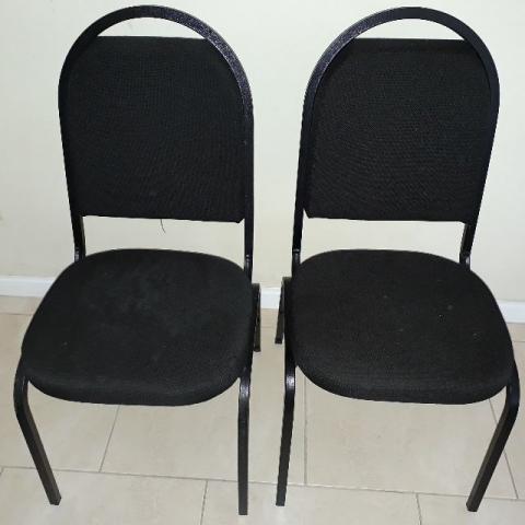 02 Cadeiras em Tecido Pretas Sem Braços
