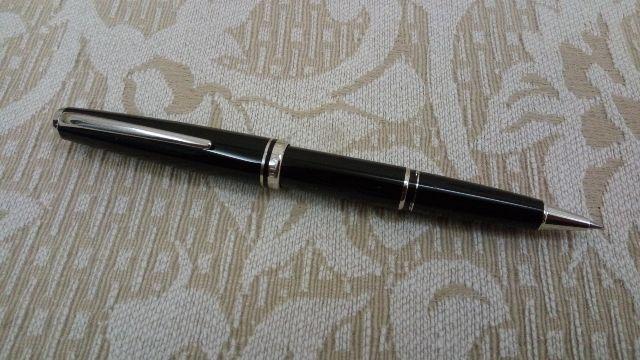 Caneta Montblanc com detalhes Platinum e segunda carga