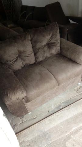 Lindo sofá confortável de camurça
