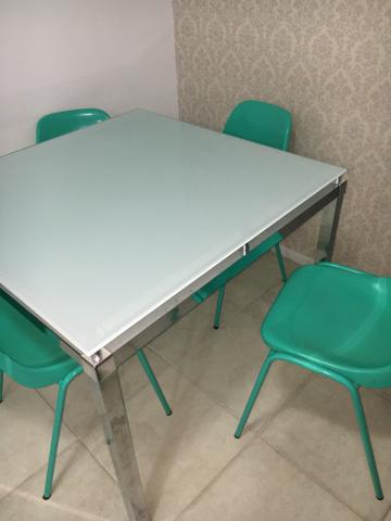 Mesa de vidro branco com cadeiras Tok & Stok
