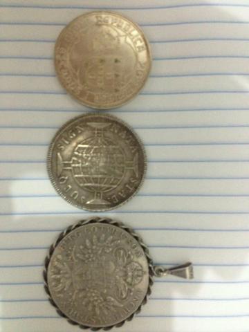 Três moedas de prata