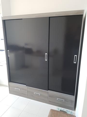 Guarda roupas três portas