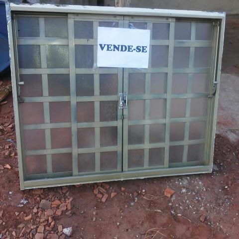 Uma porta sasazaki e uma janela sasazaki