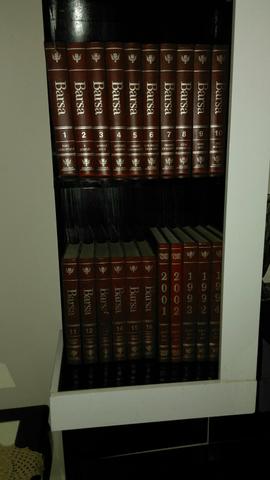 Coleção de livros com 28 volumes