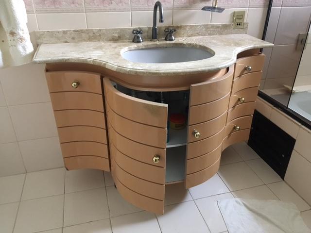 Gabinete de banheiro com mármore travertino