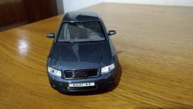 Miniatura Audi A4 escala 1:24