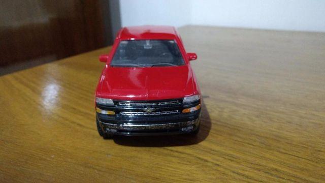 Miniatura Chevrolet Silverado 1:24 vermelha
