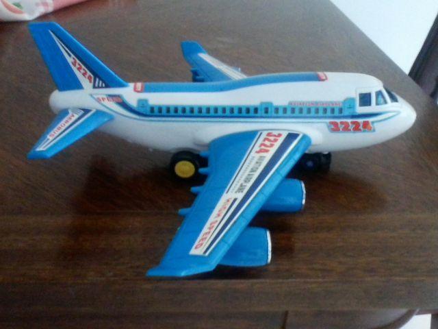 Avião a pilha com som e luzes