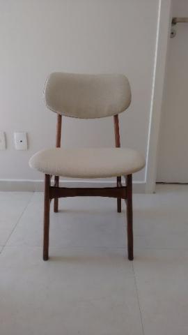 Cadeira em madeira e tecido bege moderna