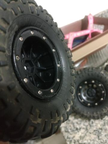 Kit 2.2 com 4 rodas beadlocks e 4 pneus vise Crawler