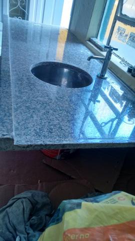 Pia de mármore cuba inox redonda 1,57 x 0,55