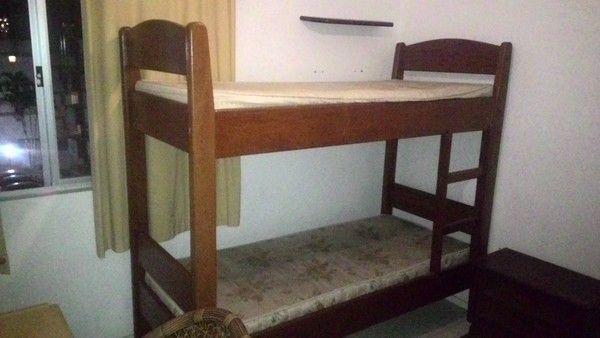 Beliche de madeira usado, estável (não bambo), muito