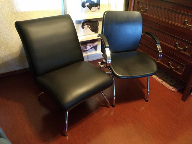Cadeiras em courino preto e pés cromados