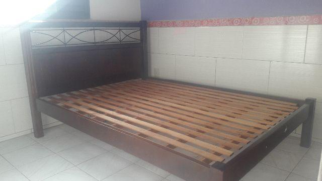 Cama de madeira nobre
