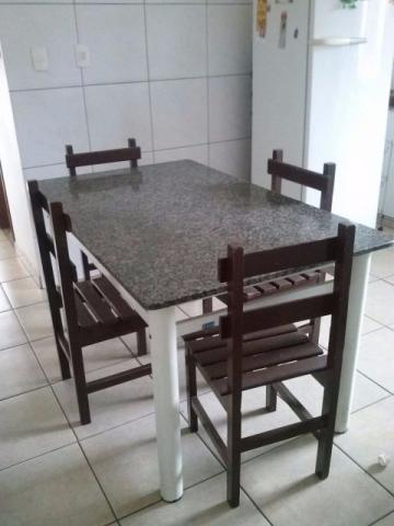 Conjunto de mesa de granito + 4 cadeiras de madeira maciça