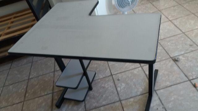 Escrivaninha cinza em bom estado, pequena, prática. Ocupa