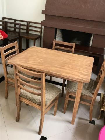 Mesa com 4 cadeira madeira na cor rustica