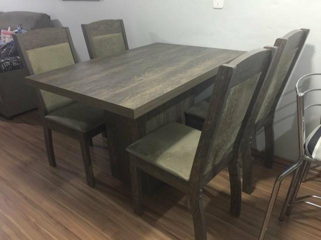 Mesa com 4 cadeiras