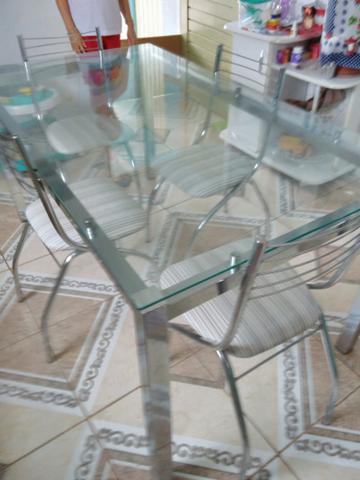 Mesa cromada com vidro e 4 cadeiras