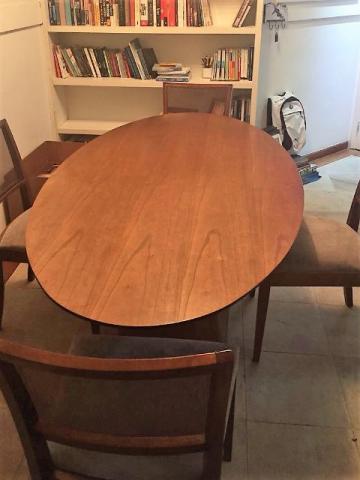 Mesa de Jantar Oval Conne Carvalho e 04 Cadeiras Garbo II