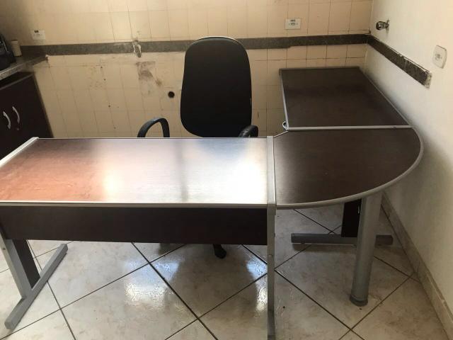 Mesa em L com Cadeira Giratória