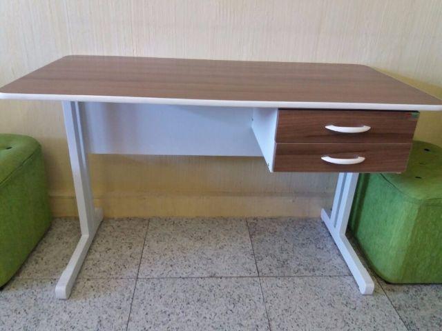 Mesa nova em tom marrom escuro