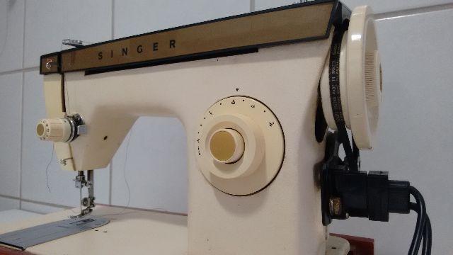 Máquina de costura reta da marca Singer