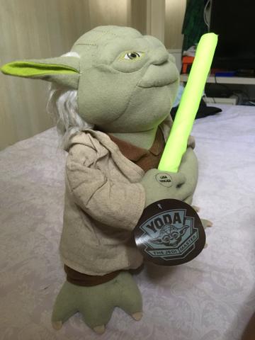 Pelúcia Mestre Yoda com Reconhecimento de Voz - NA CAIXA