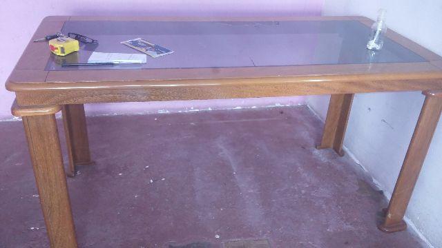 Mesa boa resistente com vidro que necessita de reparos
